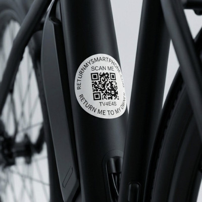 <p>Bescherm je waardevolle bezittingen tegen permanent verlies. Deze set premium, kras- en waterbestendige QR-stickers vormt het ultieme vangnet voor je smartphone, laptop, sleutels, drone of reisbagage. Geen batterijen die leeglopen, geen Bluetooth-beperkingen en absoluut geen maandelijks abonnement. Werkt wereldwijd en beschermt je privacy voor de volle 100%.</p>

<p>&nbsp;</p>

<p><meta charset="UTF-8" /><b>Formaat:</b>&nbsp;40 mm doorsnede,</p>

<p><b>eigenschappen:</b>watervast en UV-bestendig,</p>

<p><b>Materiaal sticker:</b>Vinyl, metallic-grijs, permanent hechtend, merk 3M</p>

<p><b>Beschermlaag:</b>mat laminaat(dit is een transparante extra beschermlaag)</p> #11