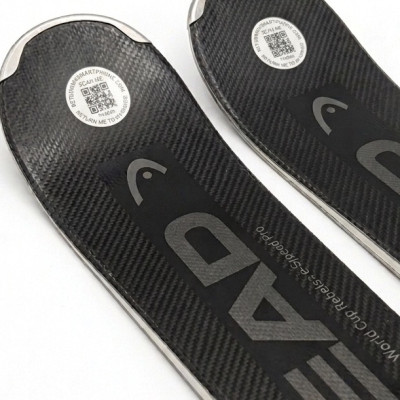 <p>Bescherm je waardevolle bezittingen tegen permanent verlies. Deze set premium, kras- en waterbestendige QR-stickers vormt het ultieme vangnet voor je smartphone, laptop, sleutels, drone of reisbagage. Geen batterijen die leeglopen, geen Bluetooth-beperkingen en absoluut geen maandelijks abonnement. Werkt wereldwijd en beschermt je privacy voor de volle 100%.</p>

<p>&nbsp;</p>

<p><meta charset="UTF-8" /><b>Formaat:</b>&nbsp;40 mm doorsnede,</p>

<p><b>eigenschappen:</b>watervast en UV-bestendig,</p>

<p><b>Materiaal sticker:</b>Vinyl, metallic-grijs, permanent hechtend, merk 3M</p>

<p><b>Beschermlaag:</b>mat laminaat(dit is een transparante extra beschermlaag)</p> #12